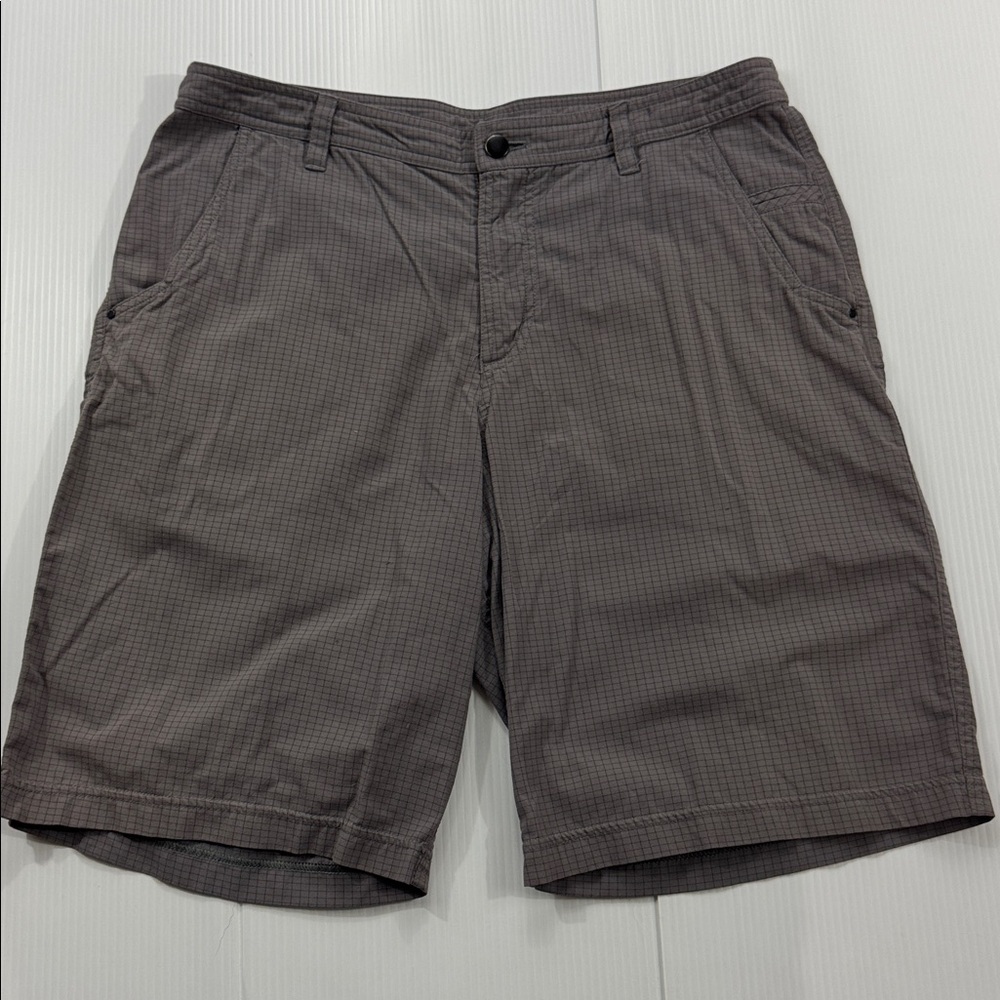 B10. Men's lulu lemon Gray‎ Shorts (36)